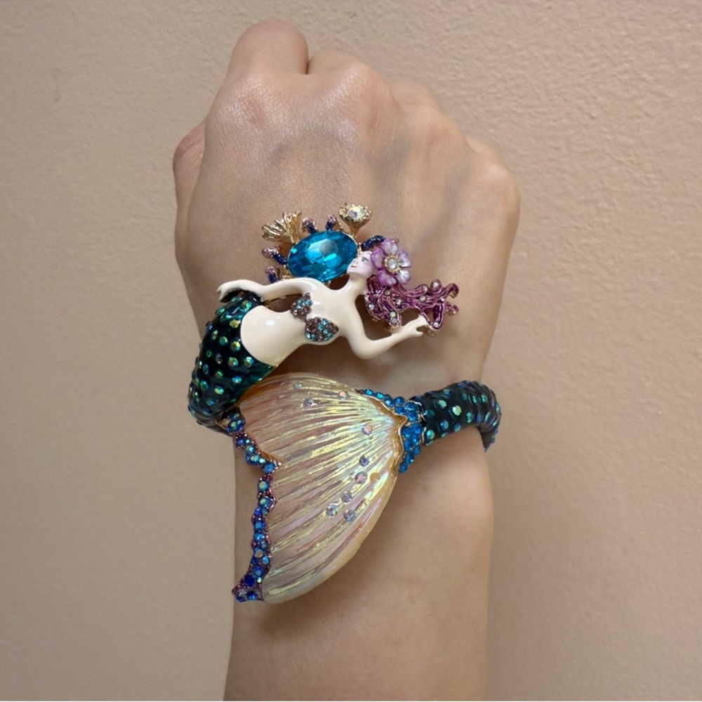 Betsey Johnson hinged bracelet 🧜🏻‍♀️💕